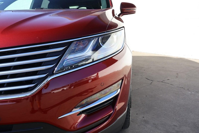 Lincoln MKC Vehicle Full-screen Gallery Image 03