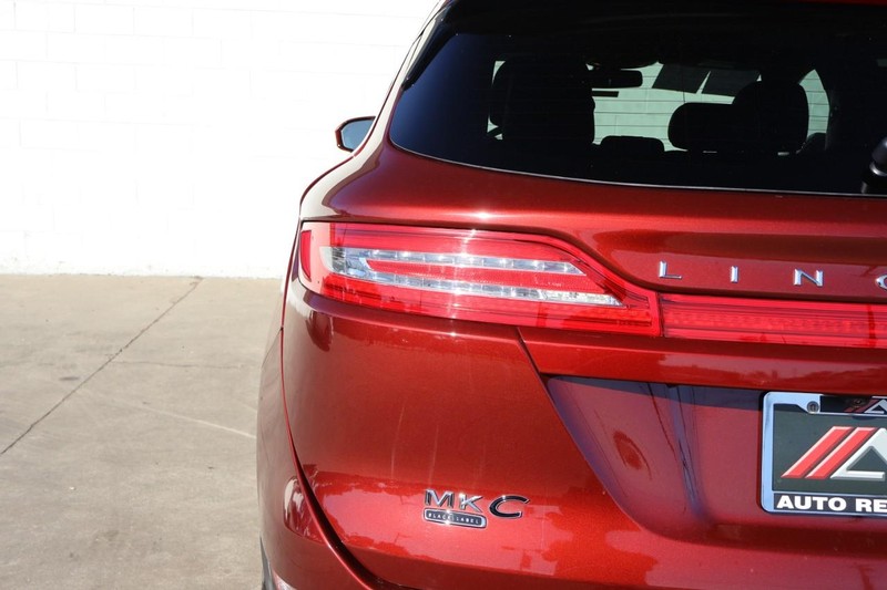 Lincoln MKC Vehicle Full-screen Gallery Image 07