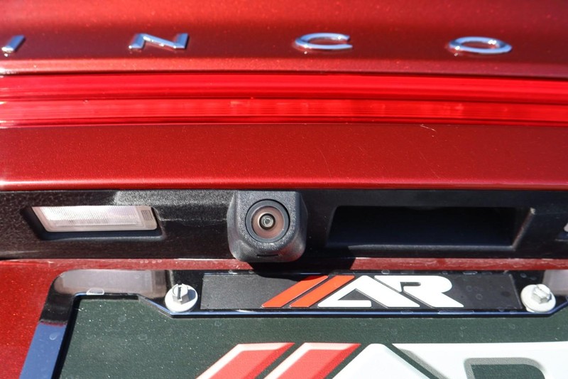 Lincoln MKC Vehicle Full-screen Gallery Image 08