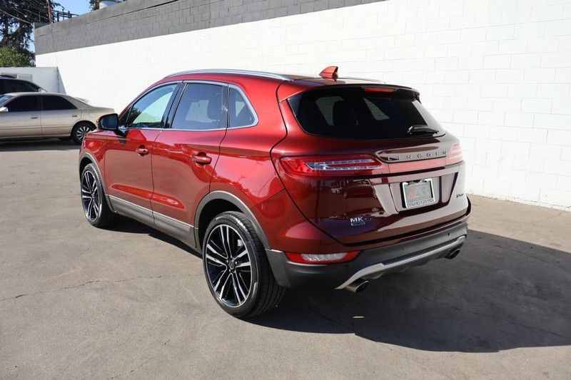 Lincoln MKC Vehicle Full-screen Gallery Image 10