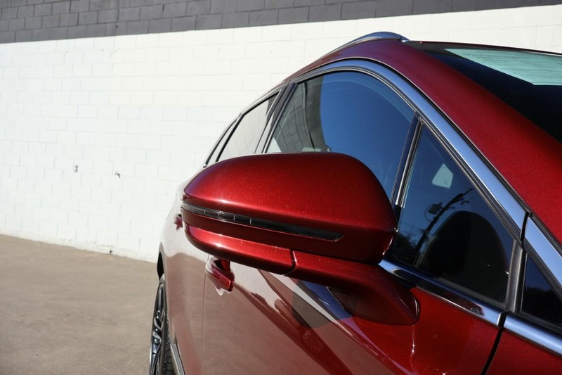 Lincoln MKC Vehicle Full-screen Gallery Image 13