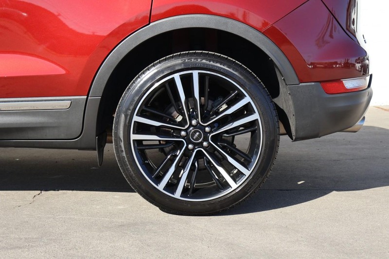 Lincoln MKC Vehicle Full-screen Gallery Image 15