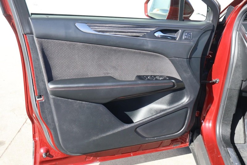 Lincoln MKC Vehicle Full-screen Gallery Image 16