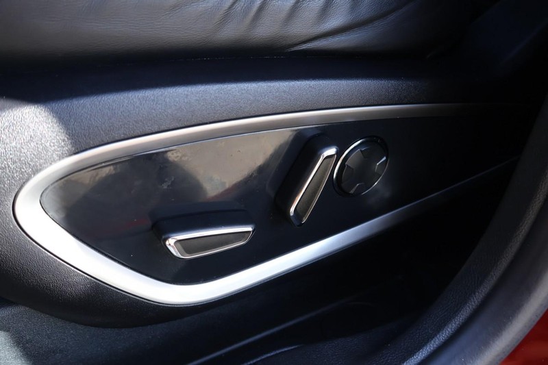 Lincoln MKC Vehicle Full-screen Gallery Image 19