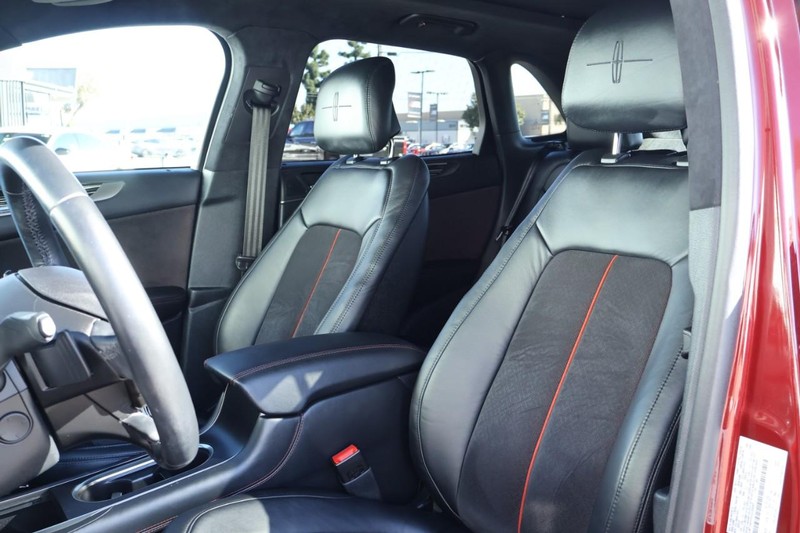 Lincoln MKC Vehicle Full-screen Gallery Image 20