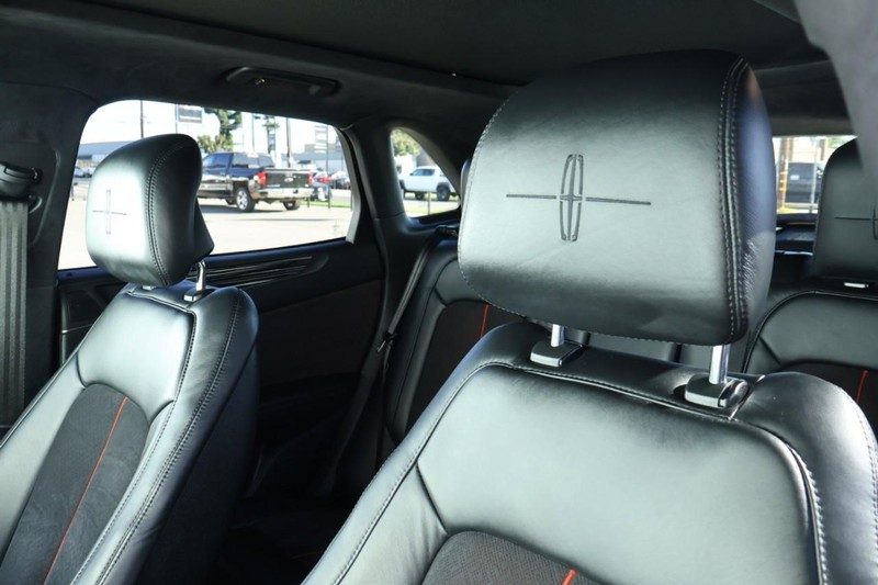 Lincoln MKC Vehicle Full-screen Gallery Image 21