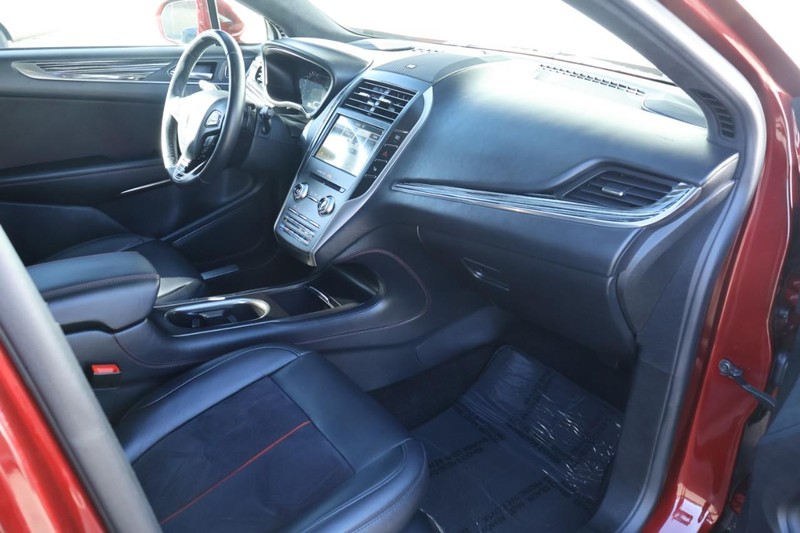 Lincoln MKC Vehicle Full-screen Gallery Image 22