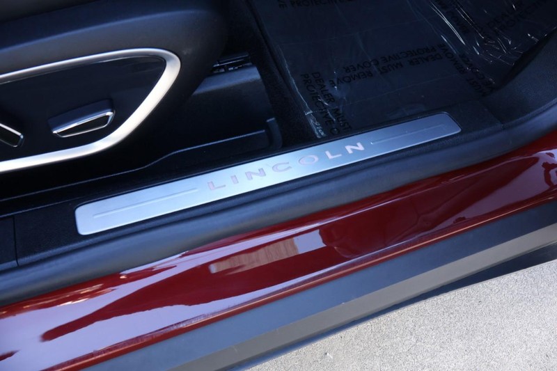 Lincoln MKC Vehicle Full-screen Gallery Image 23