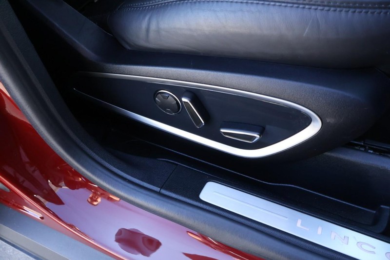 Lincoln MKC Vehicle Full-screen Gallery Image 24