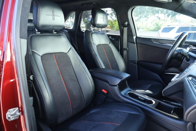 Lincoln MKC Vehicle Full-screen Gallery Image 25