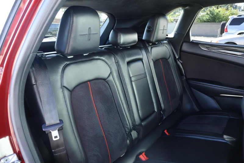 Lincoln MKC Vehicle Full-screen Gallery Image 26