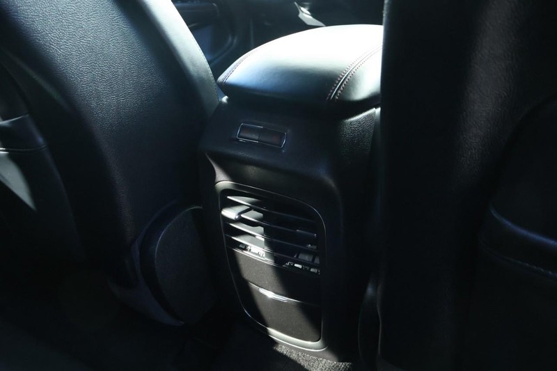 Lincoln MKC Vehicle Full-screen Gallery Image 28