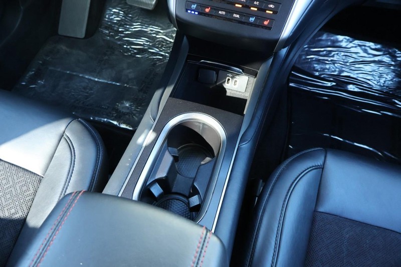 Lincoln MKC Vehicle Full-screen Gallery Image 34