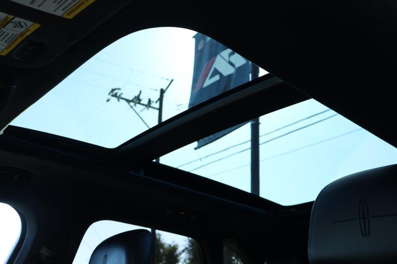 Lincoln MKC Vehicle Full-screen Gallery Image 37