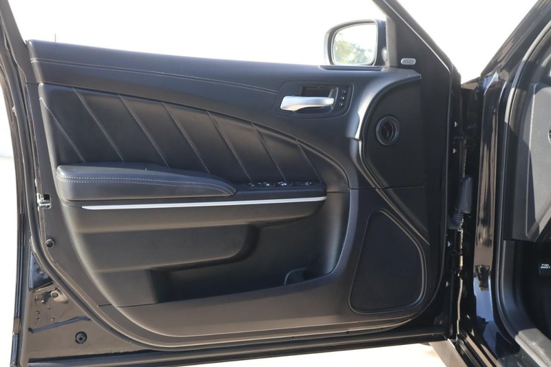 Dodge Charger Vehicle Full-screen Gallery Image 15