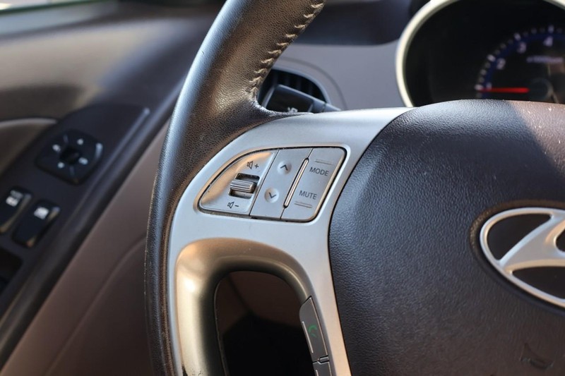 Hyundai Tucson Vehicle Full-screen Gallery Image 25