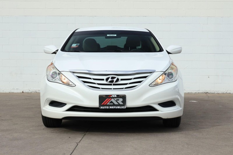 Hyundai Sonata Vehicle Full-screen Gallery Image 02