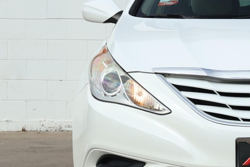 Hyundai Sonata Vehicle Full-screen Gallery Image 03