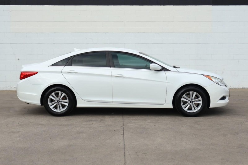 Hyundai Sonata Vehicle Full-screen Gallery Image 04