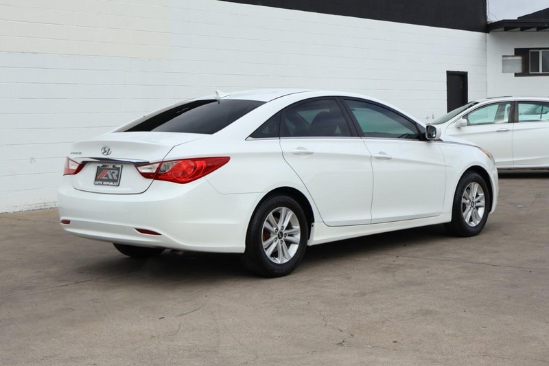Hyundai Sonata Vehicle Full-screen Gallery Image 05