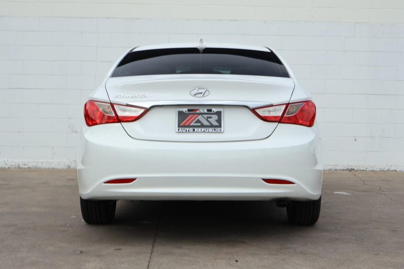 Hyundai Sonata Vehicle Full-screen Gallery Image 06