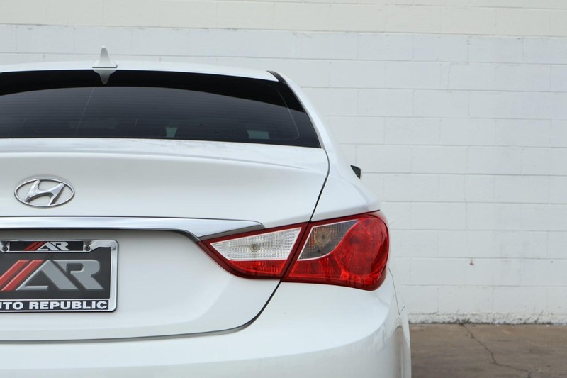 Hyundai Sonata Vehicle Full-screen Gallery Image 07