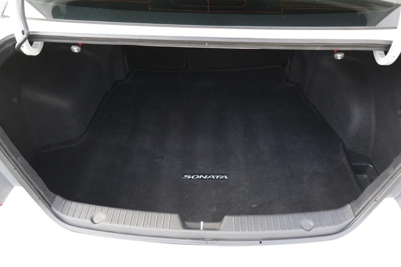 Hyundai Sonata Vehicle Full-screen Gallery Image 08