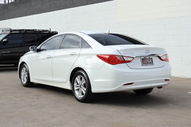 Hyundai Sonata Vehicle Full-screen Gallery Image 09