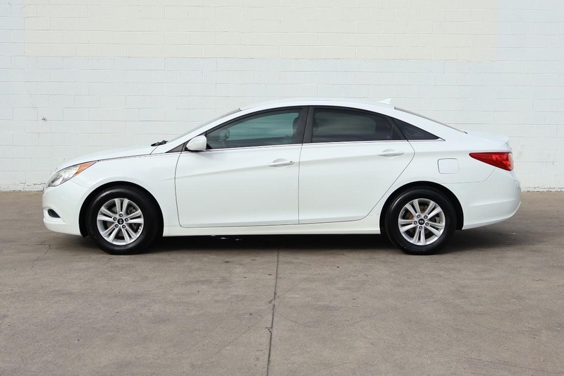 Hyundai Sonata Vehicle Full-screen Gallery Image 10