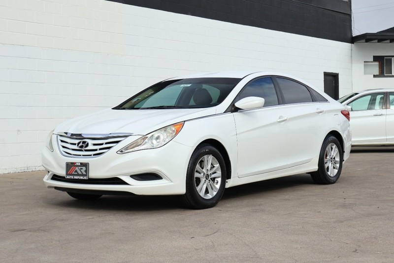 Hyundai Sonata Vehicle Full-screen Gallery Image 11