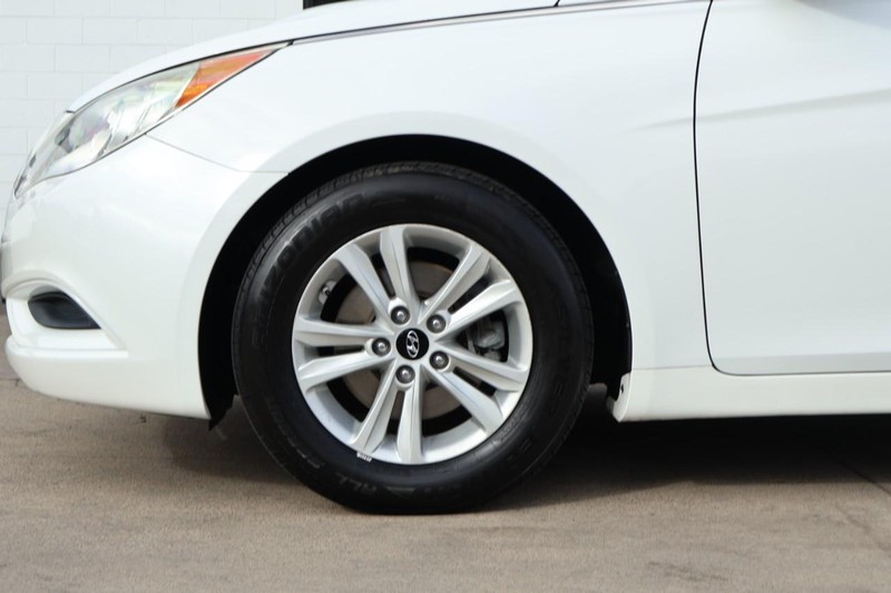 Hyundai Sonata Vehicle Full-screen Gallery Image 13