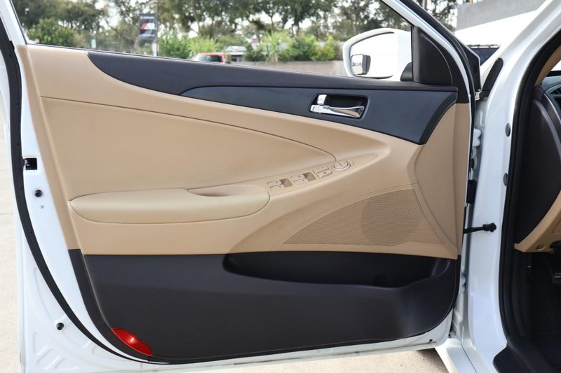 Hyundai Sonata Vehicle Full-screen Gallery Image 14