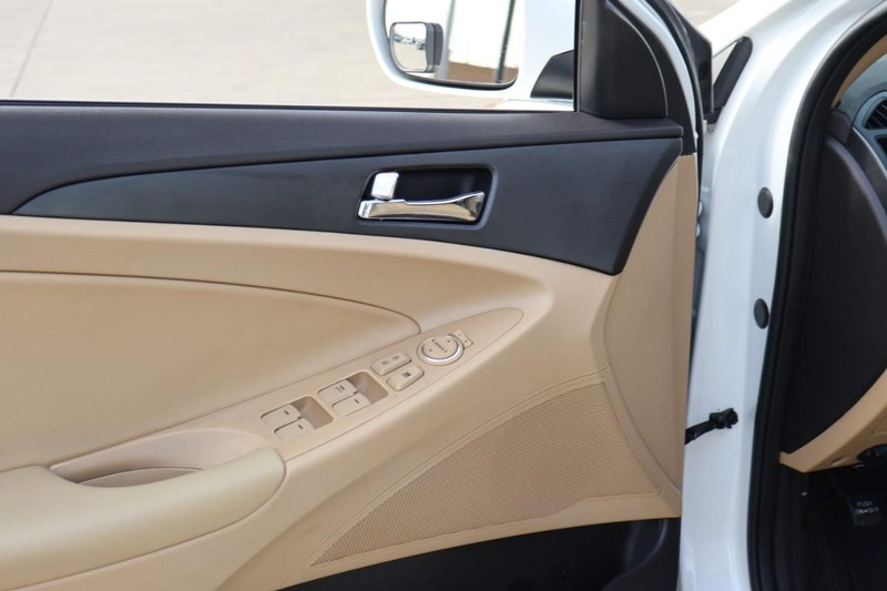 Hyundai Sonata Vehicle Full-screen Gallery Image 15