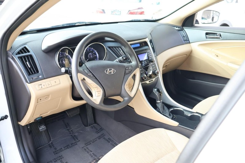 Hyundai Sonata Vehicle Full-screen Gallery Image 16