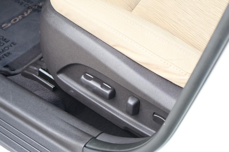 Hyundai Sonata Vehicle Full-screen Gallery Image 17