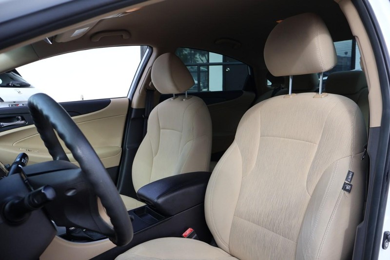 Hyundai Sonata Vehicle Full-screen Gallery Image 18