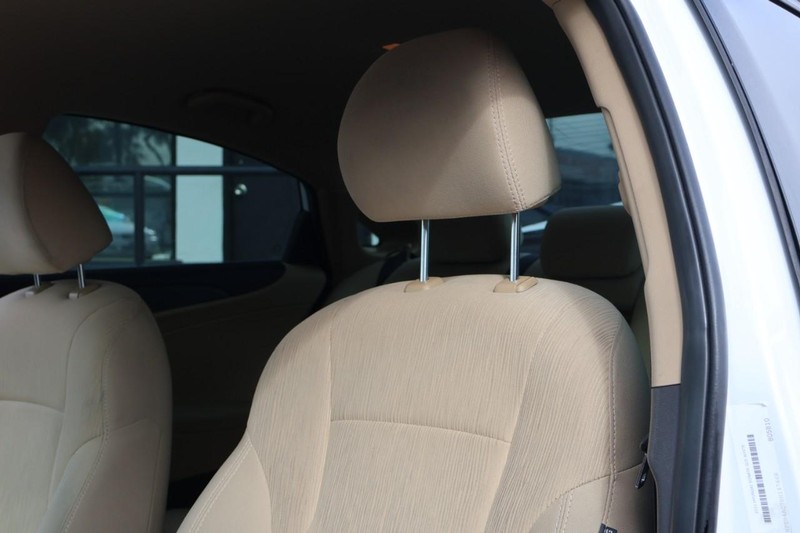 Hyundai Sonata Vehicle Full-screen Gallery Image 19