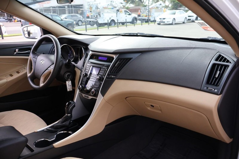 Hyundai Sonata Vehicle Full-screen Gallery Image 20