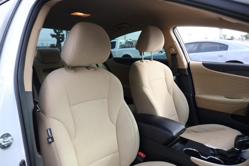 Hyundai Sonata Vehicle Full-screen Gallery Image 21