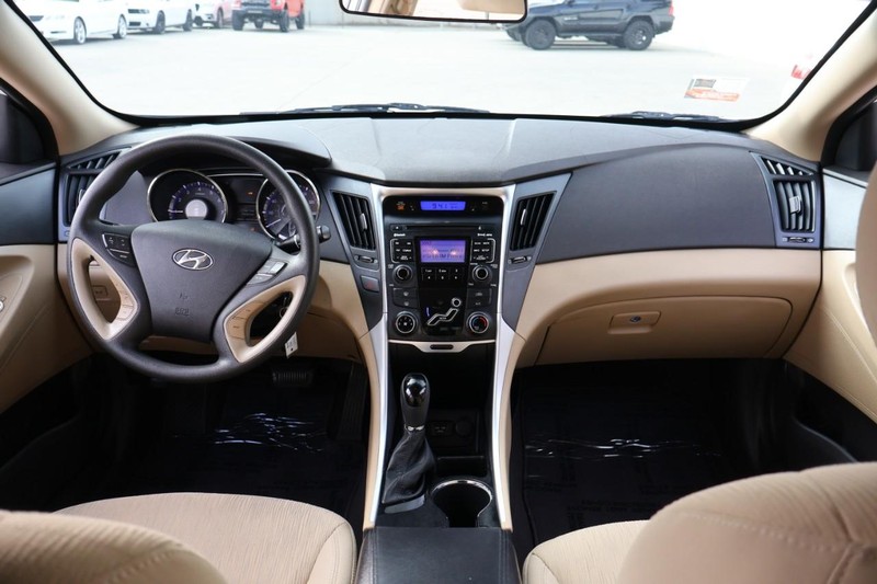 Hyundai Sonata Vehicle Full-screen Gallery Image 23