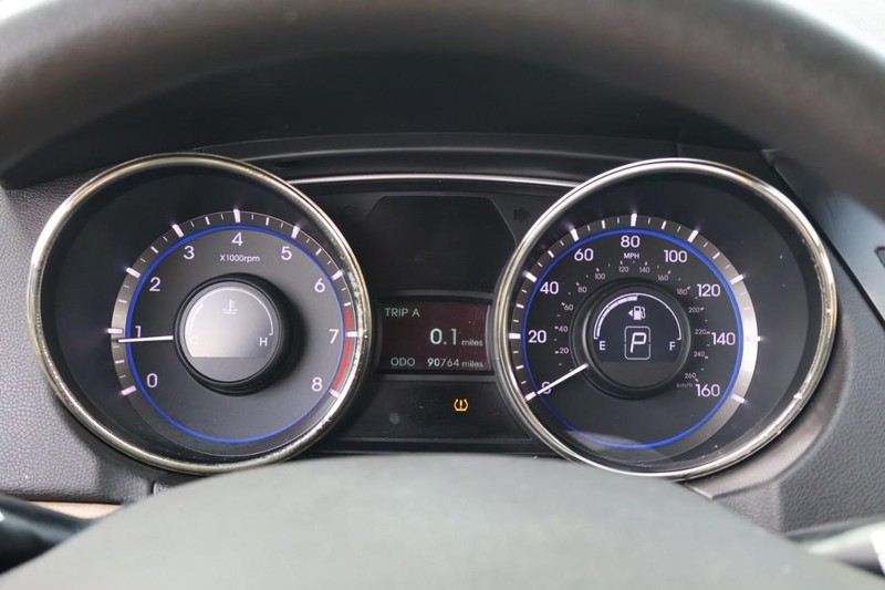 Hyundai Sonata Vehicle Full-screen Gallery Image 24