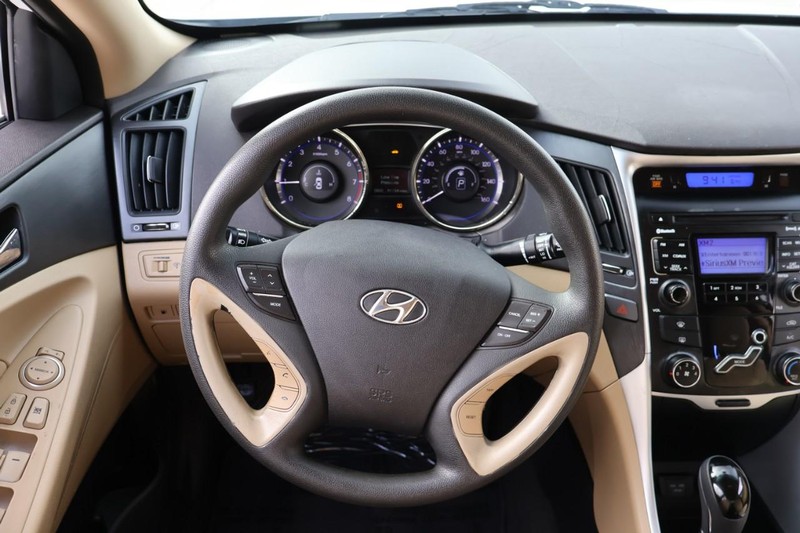 Hyundai Sonata Vehicle Full-screen Gallery Image 25