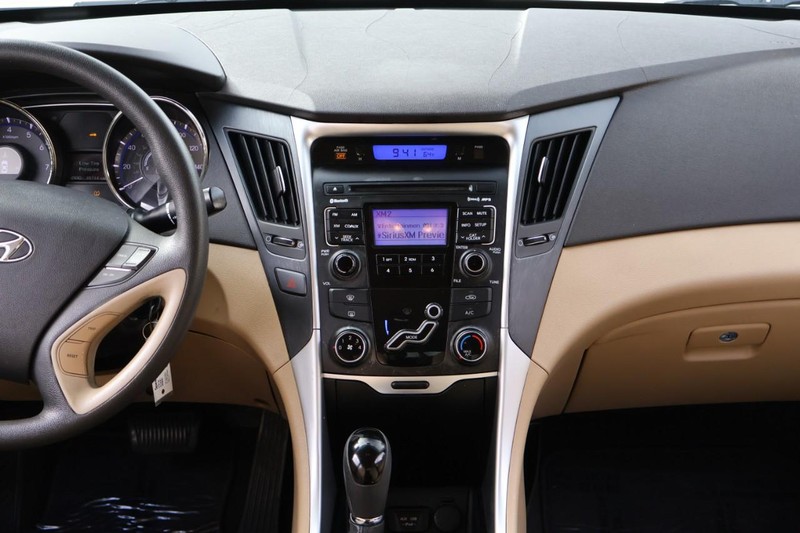 Hyundai Sonata Vehicle Full-screen Gallery Image 26