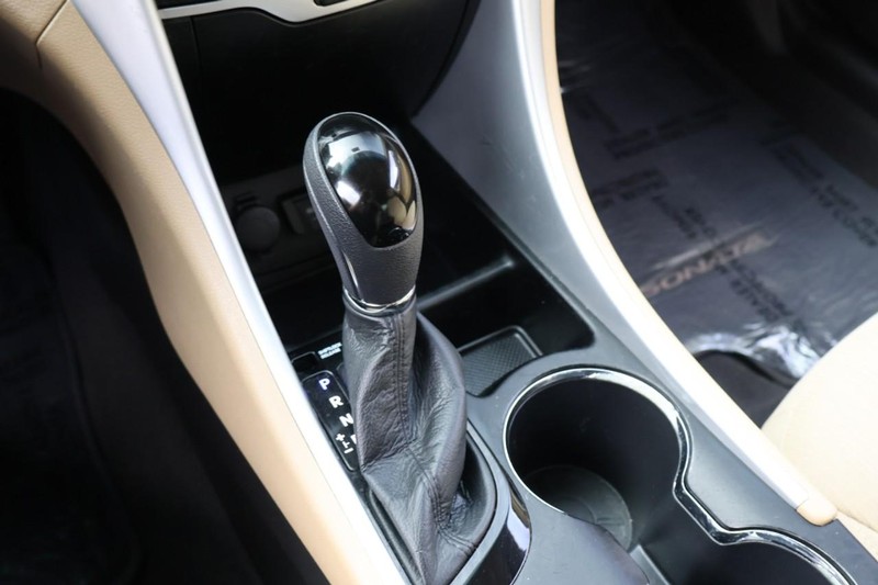 Hyundai Sonata Vehicle Full-screen Gallery Image 29