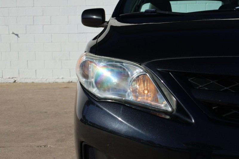 Toyota Corolla Vehicle Full-screen Gallery Image 03