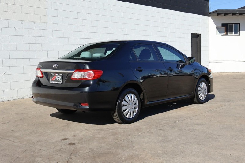 Toyota Corolla Vehicle Full-screen Gallery Image 05