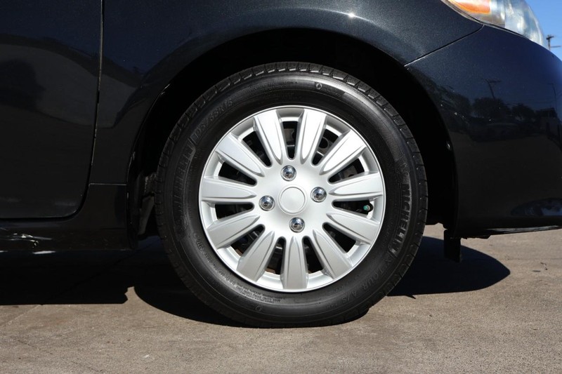 Toyota Corolla Vehicle Full-screen Gallery Image 13