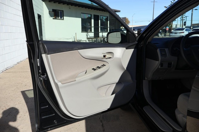 Toyota Corolla Vehicle Full-screen Gallery Image 14