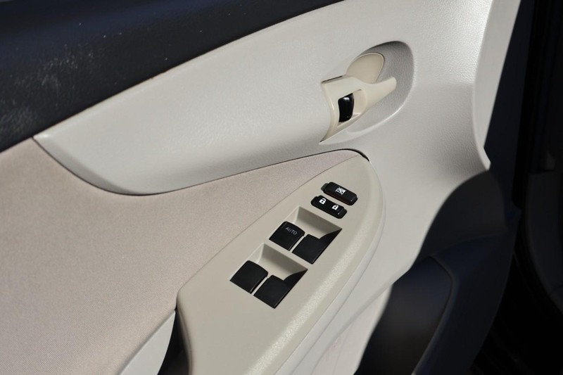 Toyota Corolla Vehicle Full-screen Gallery Image 15