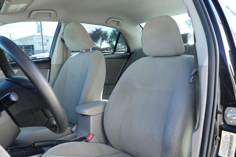 Toyota Corolla Vehicle Full-screen Gallery Image 17